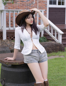 《伸进女同桌乳沟里摸爽了-美丽的姑娘观看在线播放》
