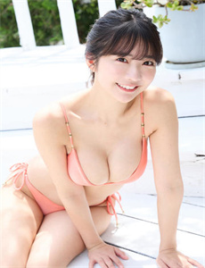 《北京暴雨女子淡定做美甲-香蕉直播》