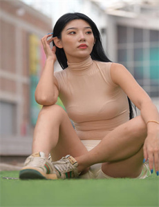 《亚洲精品一卡2卡3卡四卡乱码-夏日时光林子君》